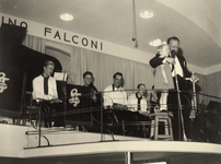 406520 Afbeelding van het orkest van Lino Falconi tijdens een optreden in Heck's Lunchroom (Potterstraat 2) te Utrecht.
